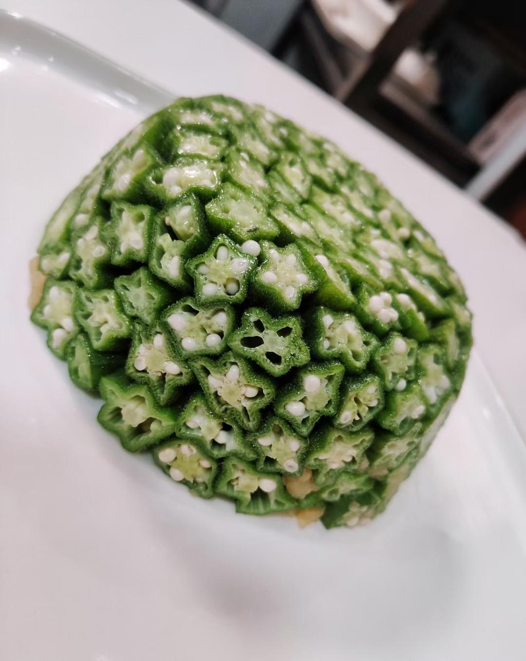 这绝对是秋葵颜值最高的做法，好看又好吃，端上桌最先光盘