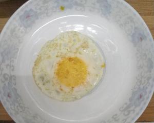 少油的煎鸡蛋的做法 步骤3