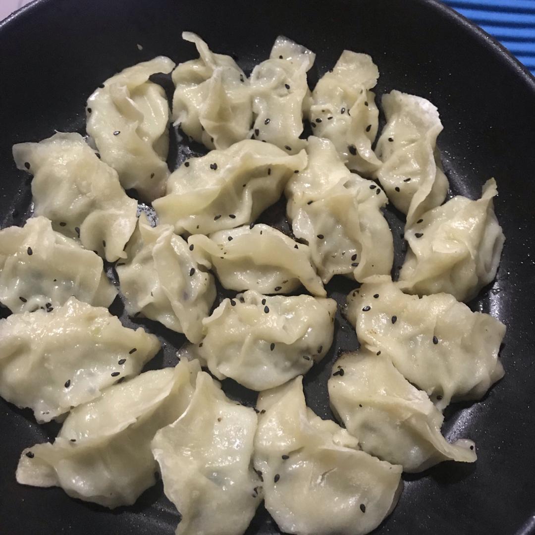 冰箱冷冻水饺做煎饺
