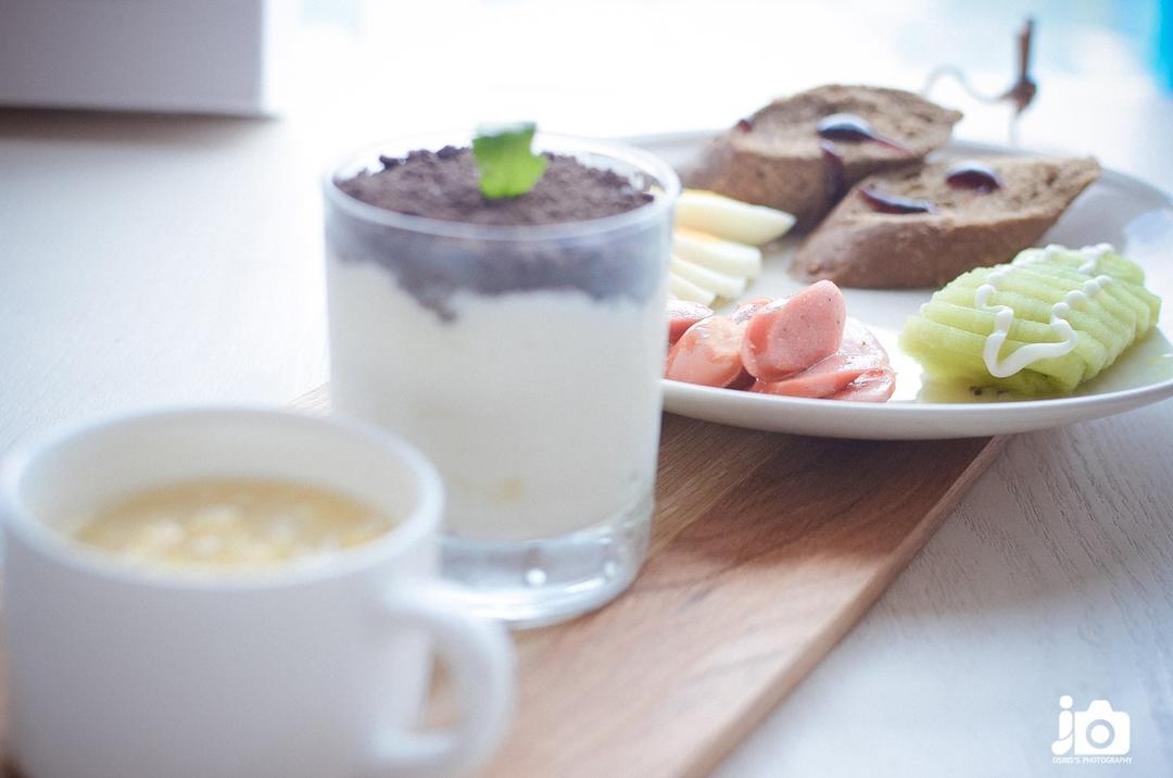 早餐：彩虹简餐（奇异果+法棍+香肠+鸡蛋+玉米+盆栽酸奶）