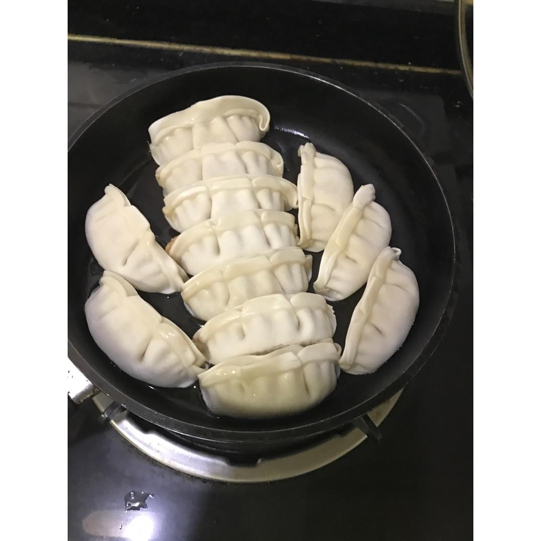 速冻水饺吃腻了吗~变锅贴吧(๑´ڡ`๑)