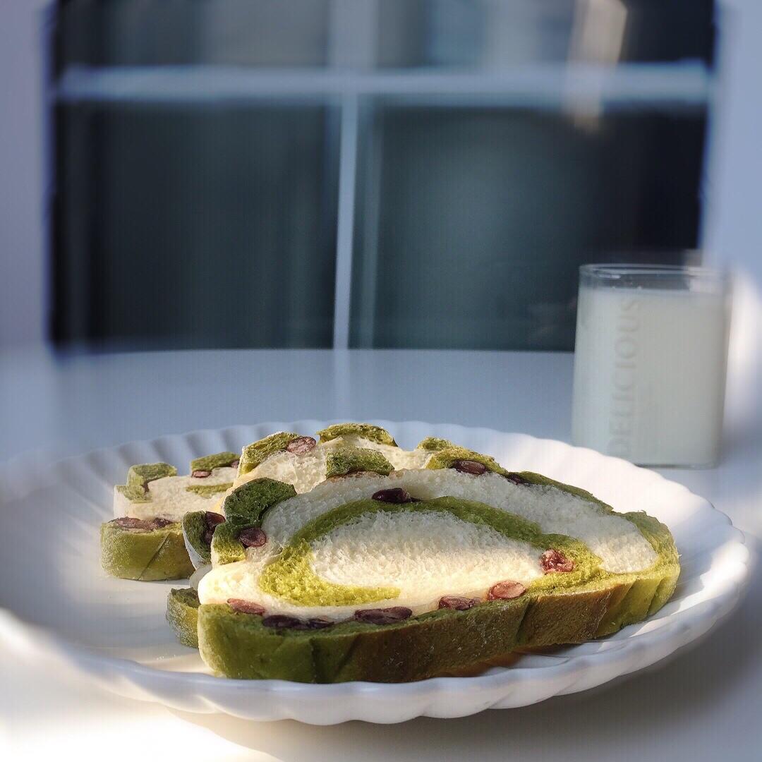 抹茶双色哈斯面包，红豆欧包