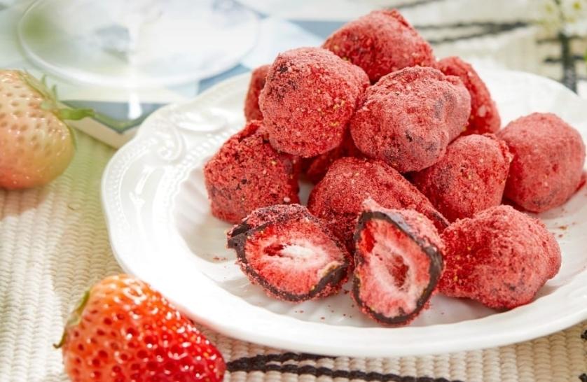 巧克力冻干草莓，带我去野餐的做法