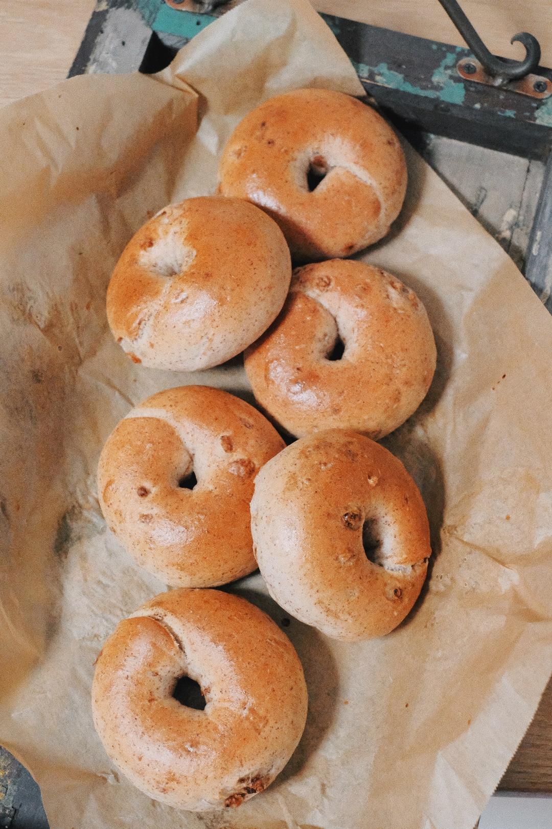 红葱酥黑麦贝果