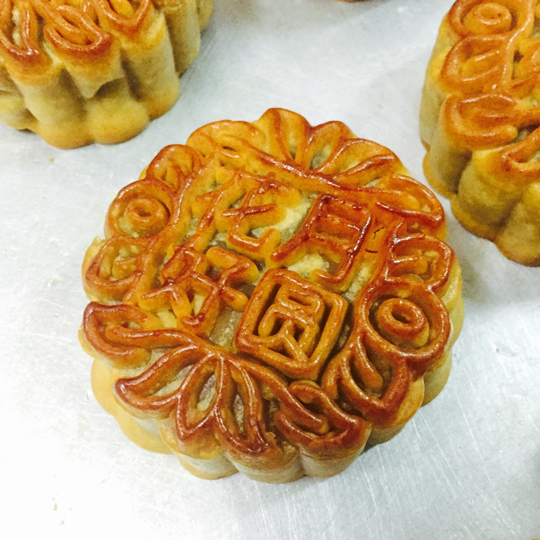 广式月饼—蛋黄莲蓉月饼