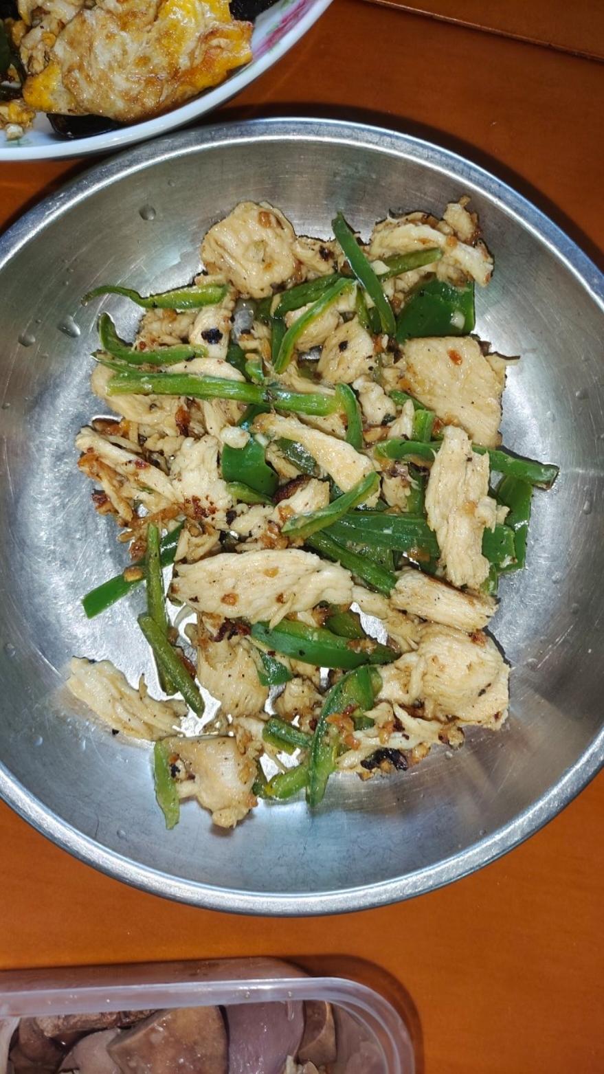 巨好吃的青椒炒鸡胸肉丝，超下饭