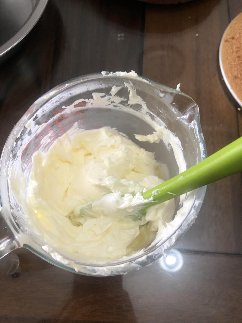 适合手绘的淡奶黄油霜