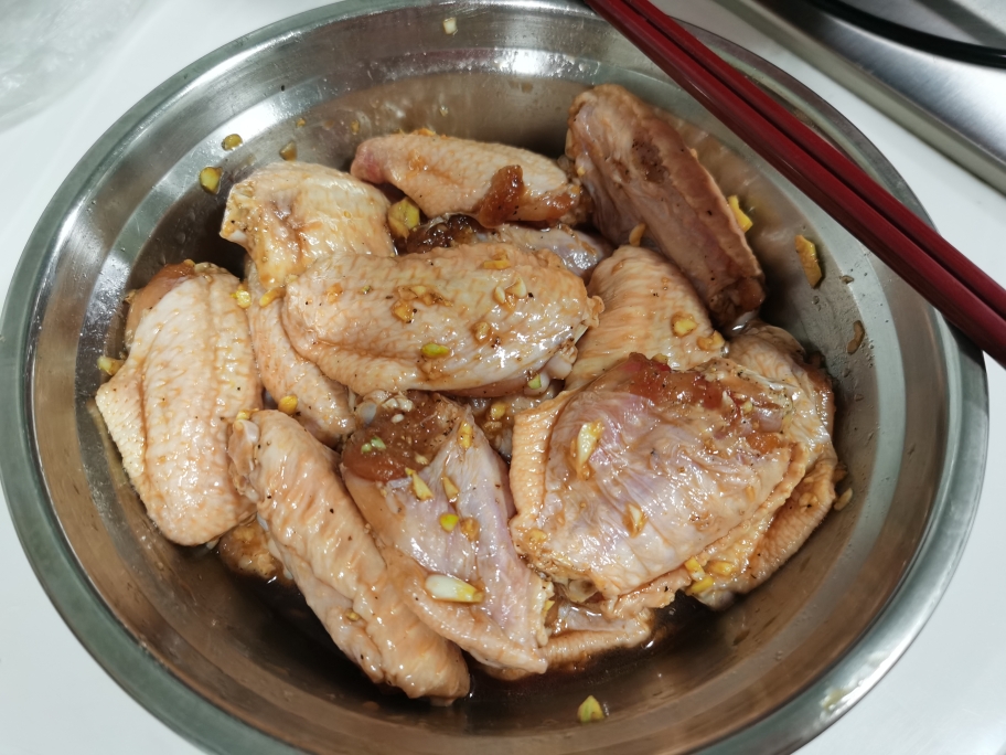 无油烤鸡翅土豆的做法 步骤2
