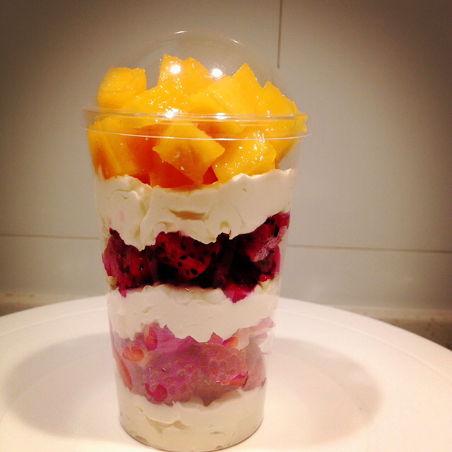 苏南地区大龄未婚男青年做的奶油水果杯