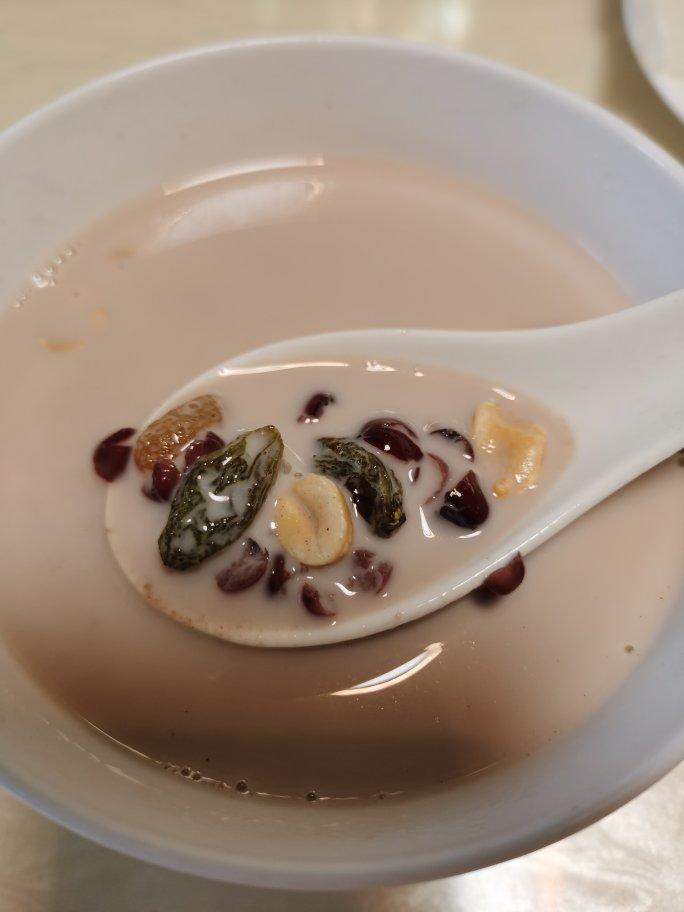 红枣红豆薏仁牛奶粥