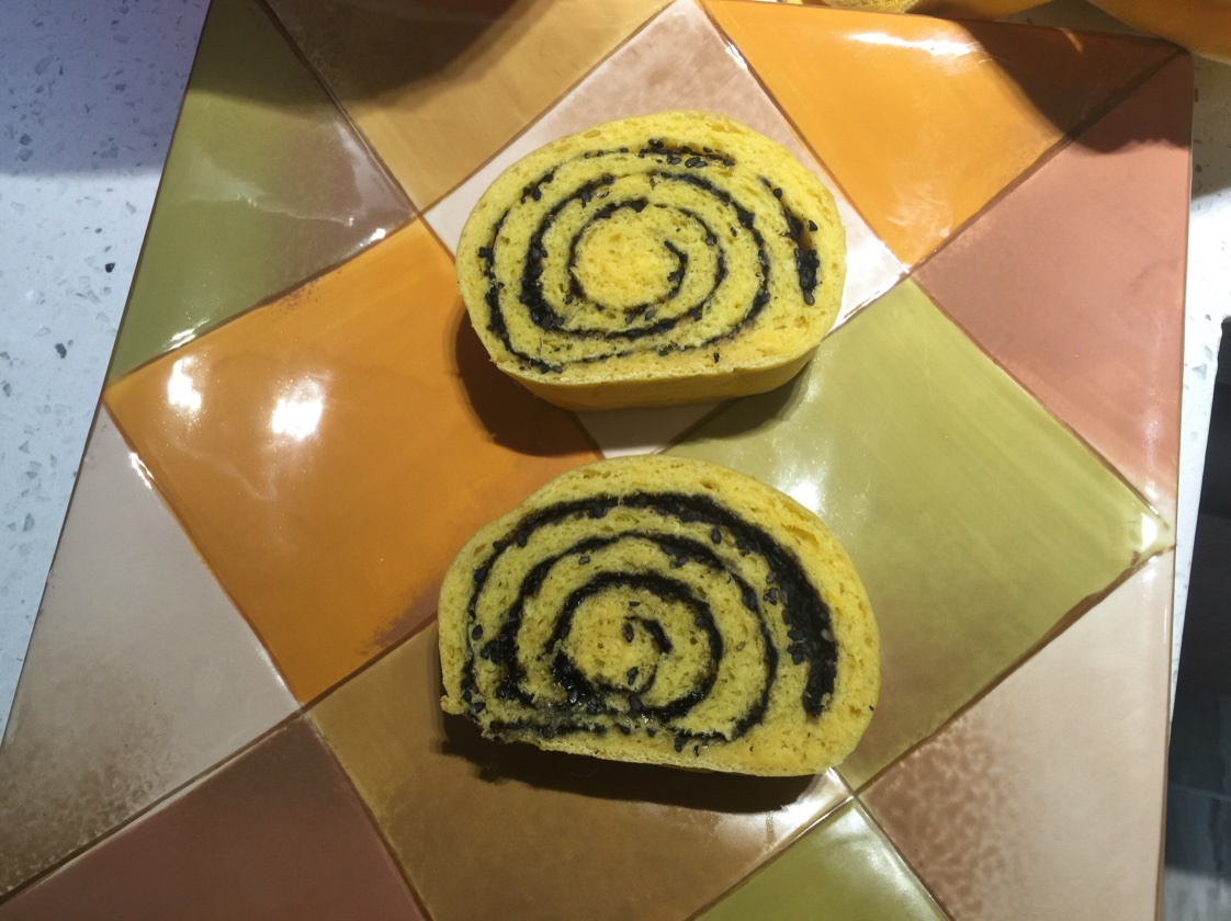 南瓜黑芝麻卷