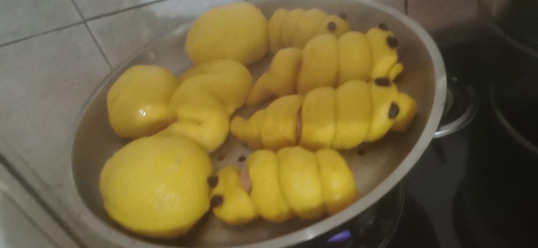 可爱的毛毛虫肠仔包