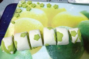 给夏天来抹绿色清新小可爱—几种奶香菠菜小馒头的做法 步骤8