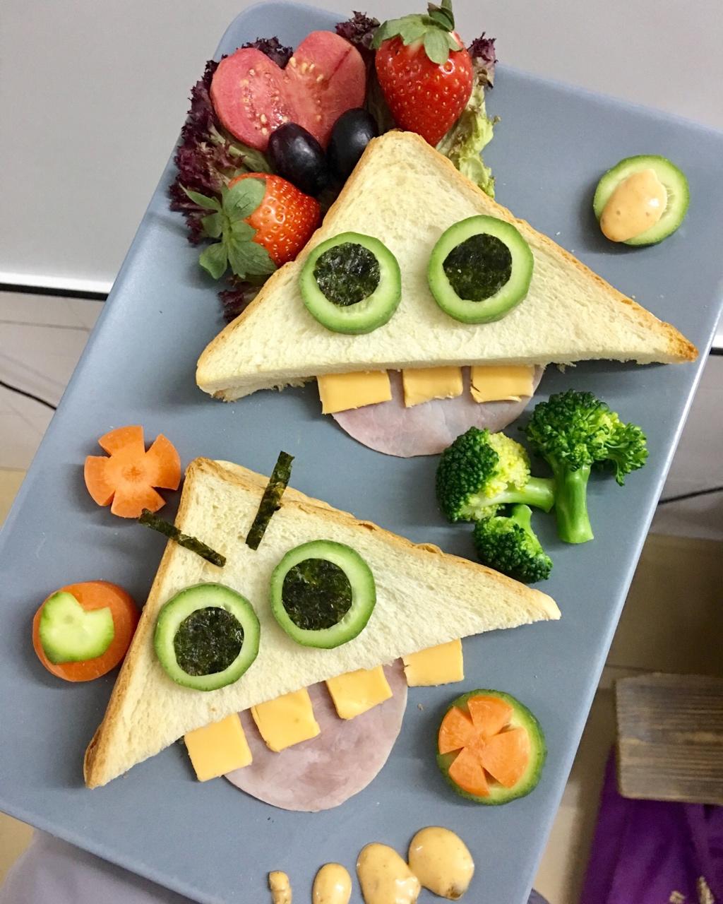 会吐舌头的大牙怪三明治