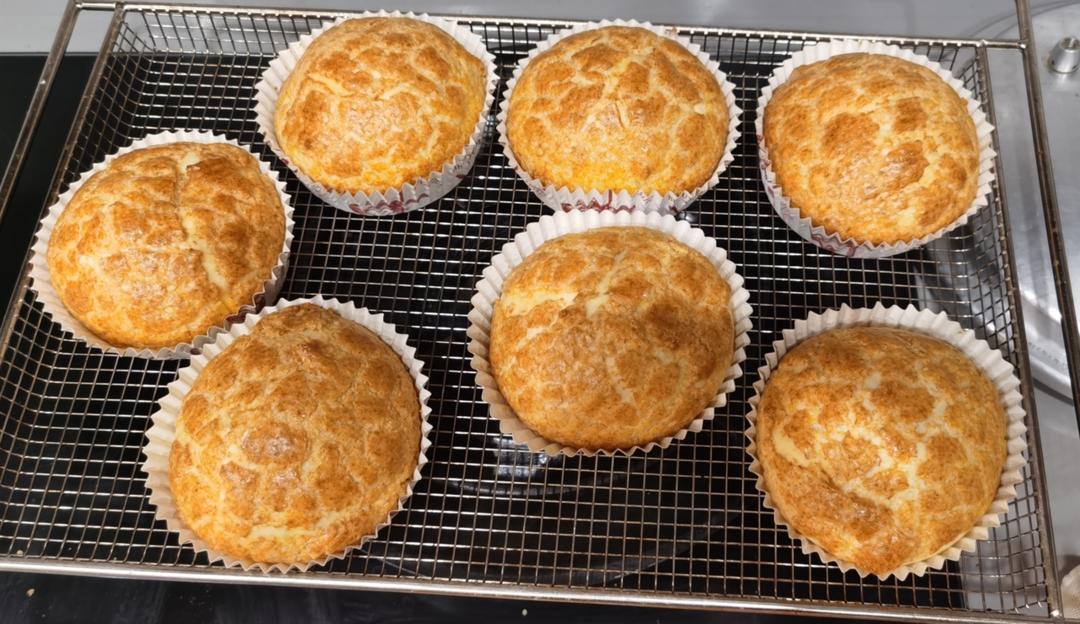 做100款面包の12：在家开茶餐厅!港式菠萝包 –不划格子自然裂开的香酥脆皮！菠萝油/酥皮包