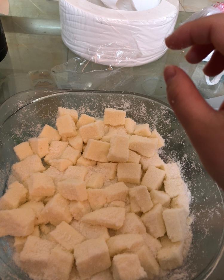 【视频】85度C 椰蓉牛奶小方～不用烤箱的夏日甜点