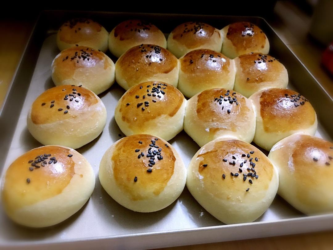 大人小孩都爱不释口的【蜂蜜牛奶小餐包】