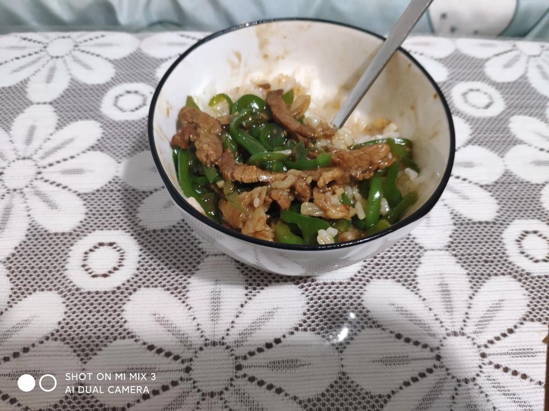 巨下饭的尖椒肉丝好吃得一碗接一碗