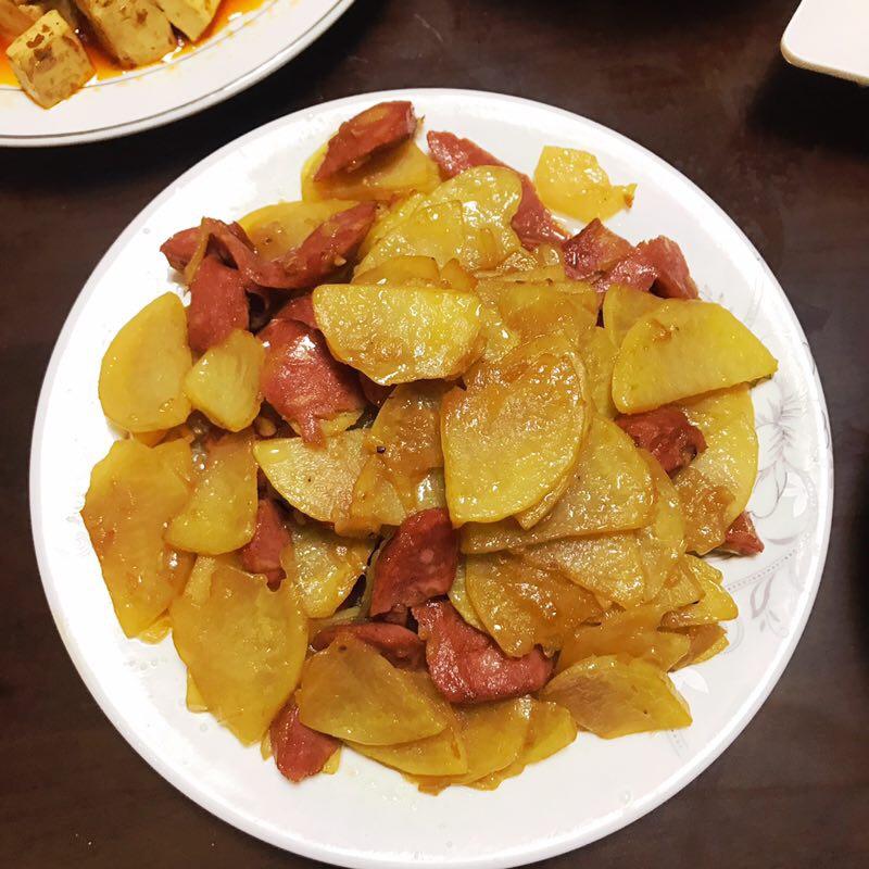 希麻的厨房做的土豆片炒香肠