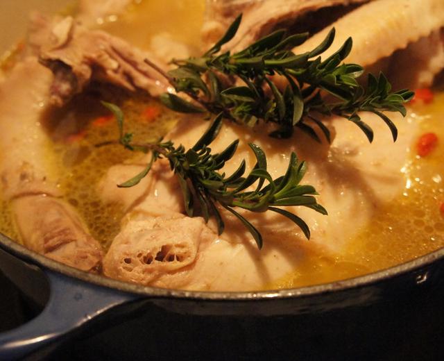 百里香炖鸡汤（le creuset dutch oven hen stew）的做法