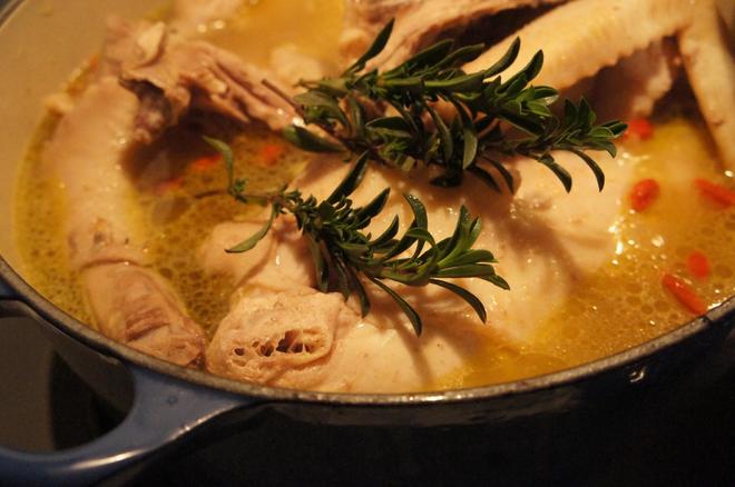百里香炖鸡汤（le creuset dutch oven hen stew）的做法