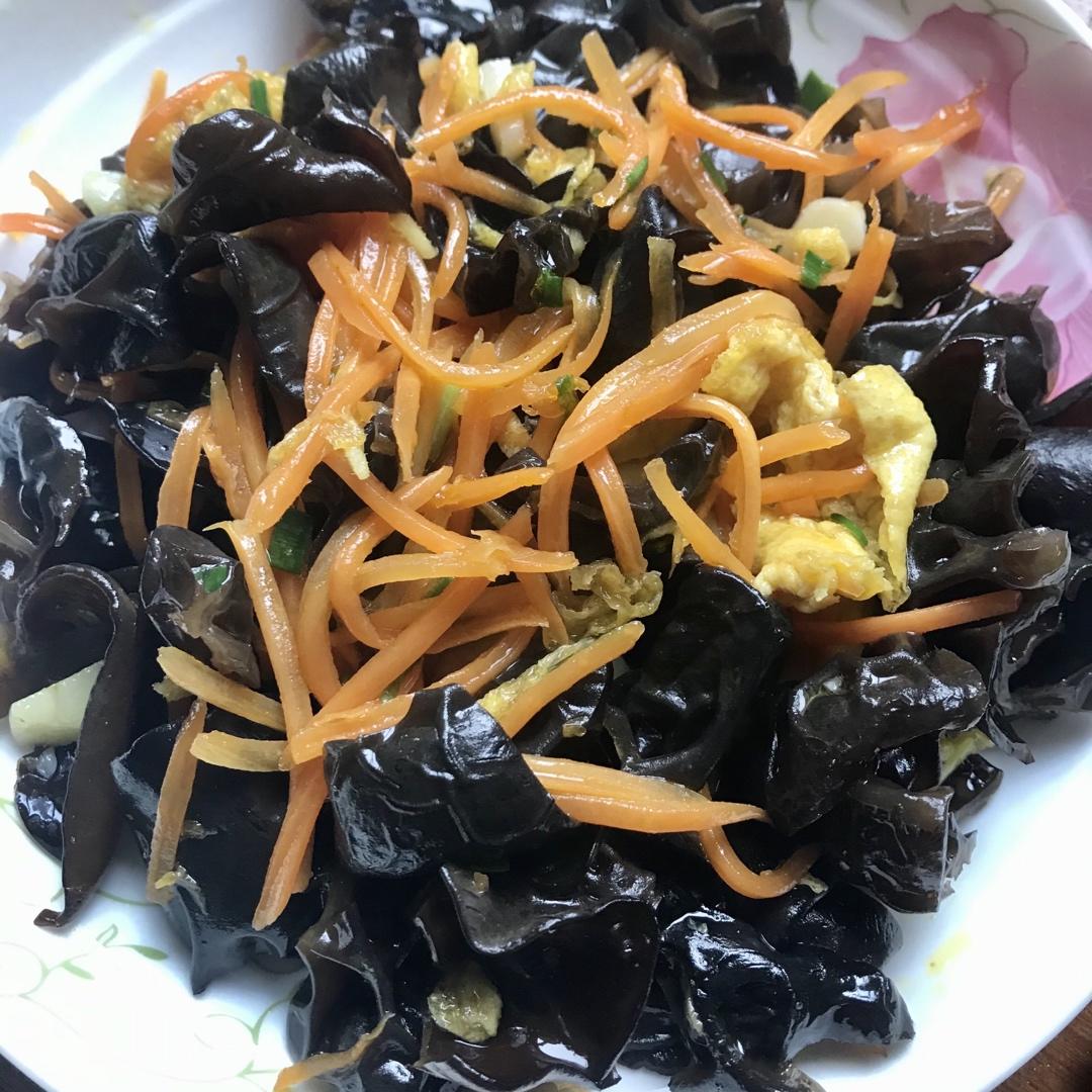 巨好吃的木耳红萝卜炒鸡蛋