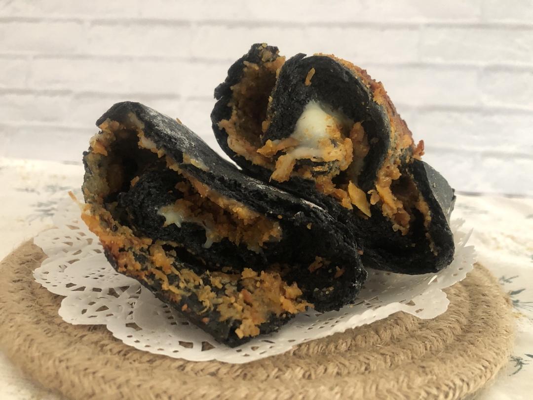 竹炭咸蛋黄肉松麻薯软欧