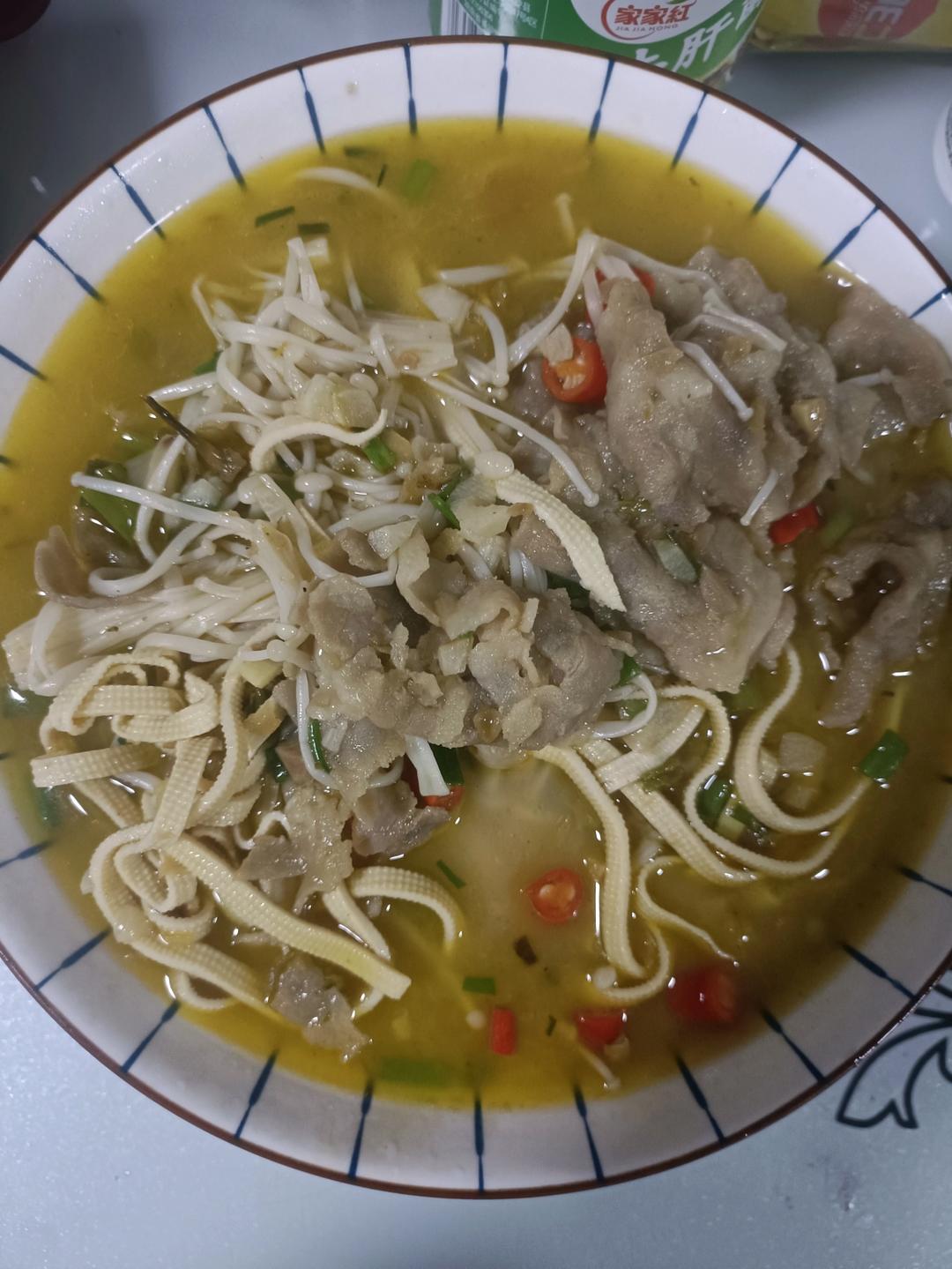 酸汤金针菇肥牛卷