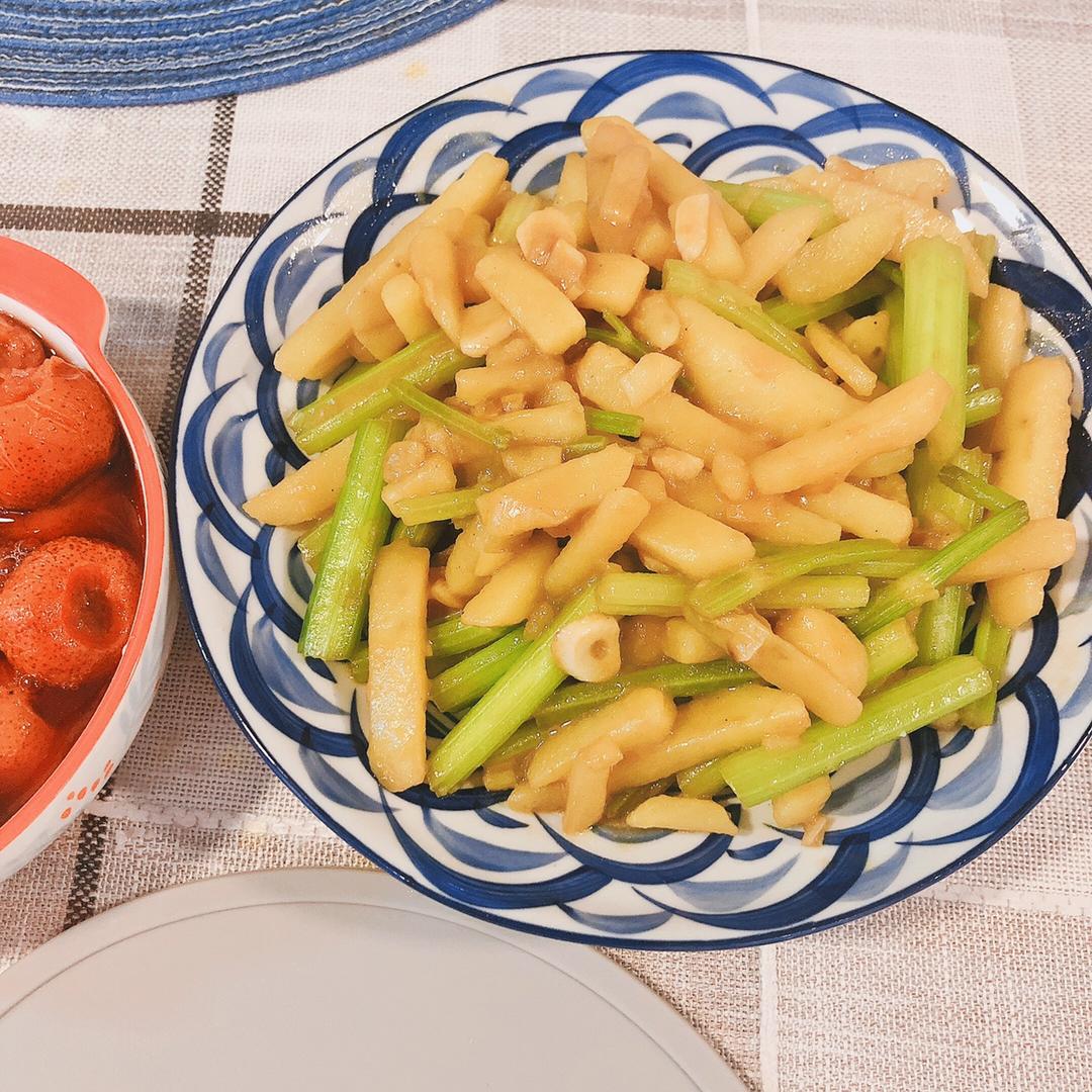 土豆炒芹菜