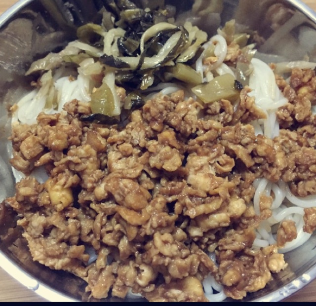 东北鸡蛋炸酱面