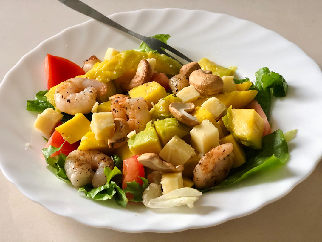 芒果虾仁坚果沙拉