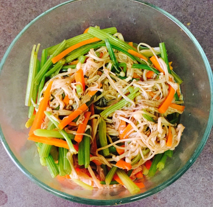 凉拌芹菜金针菇