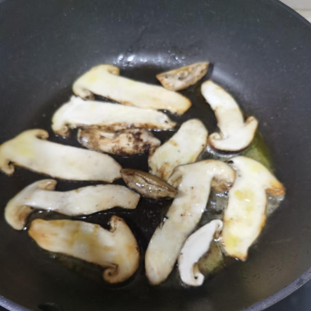 黄油煎松茸（附新鲜松茸的清洗和保存方法）