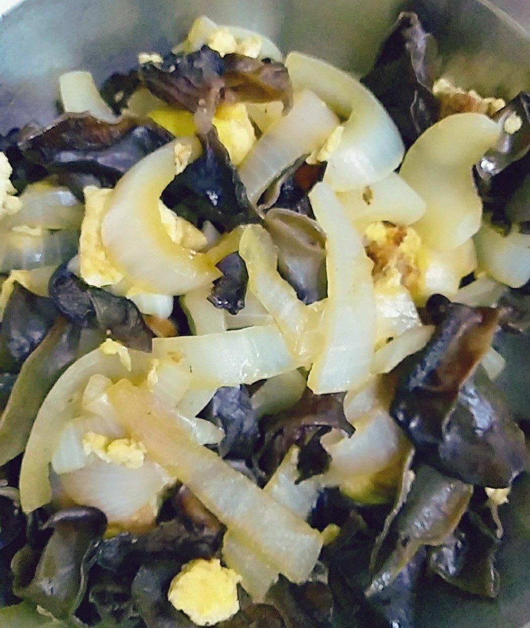 洋葱木耳炒鸡蛋