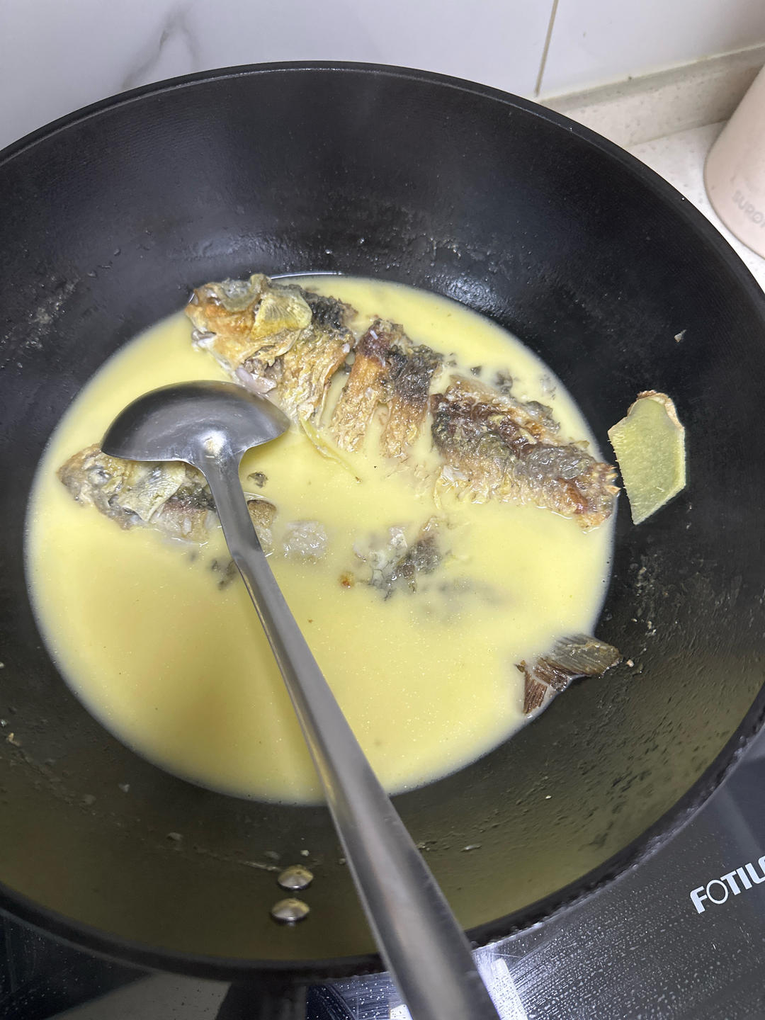 清炖鲫鱼汤 三个关键步骤让你轻松炖出汤浓味鲜色白似奶的鲫鱼汤