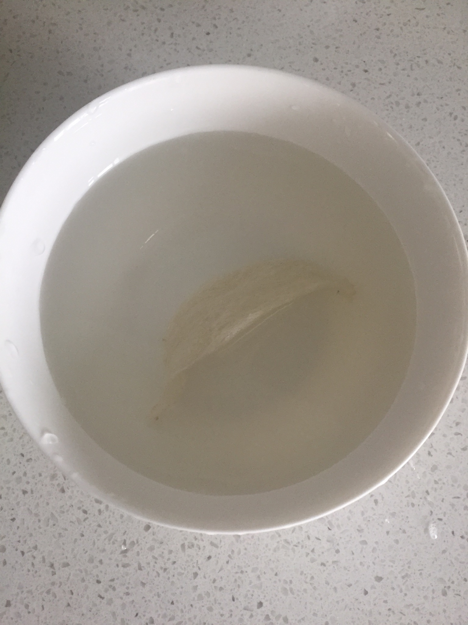燕窝炖桃胶皂角米糖水的做法 步骤2
