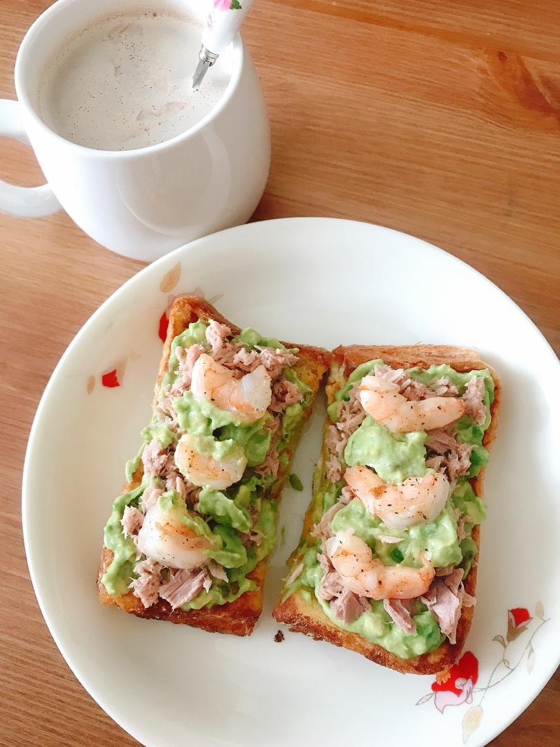 金枪鱼三明治之牛油果酱开放式早餐