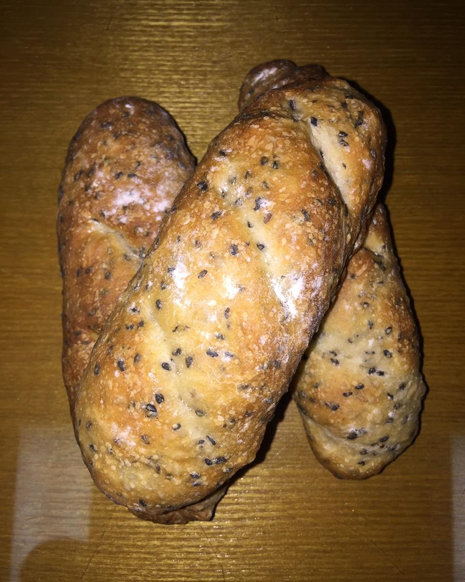 脆皮黑芝麻面包