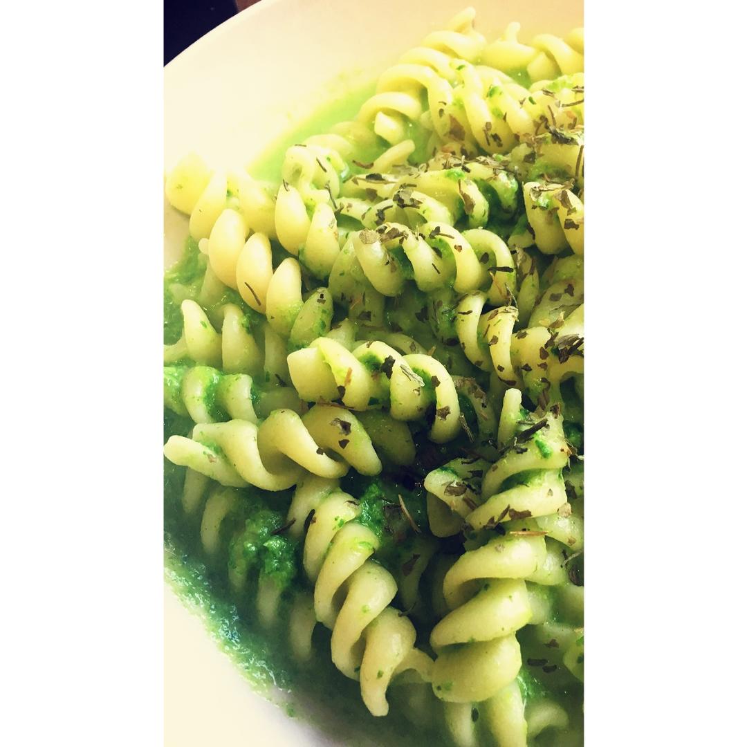 奶油菠菜青酱意大利面