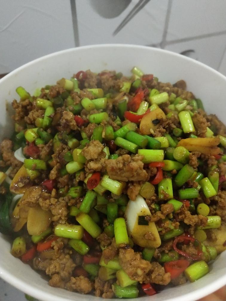 肉沫炒蒜苔盖浇面的做法