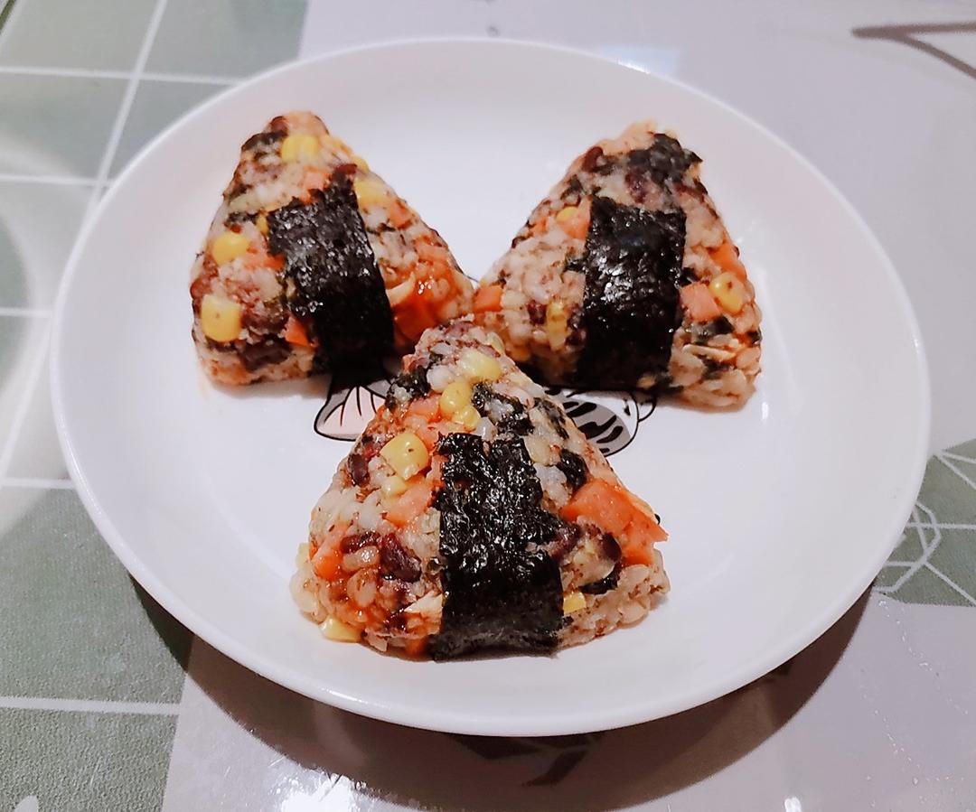 五谷杂粮金枪鱼烤饭团