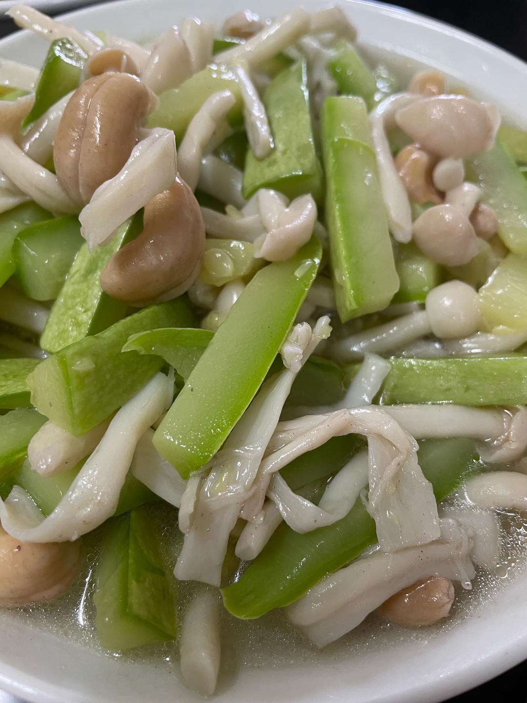 小美菜譜：西葫蘆腰果炒白玉菇