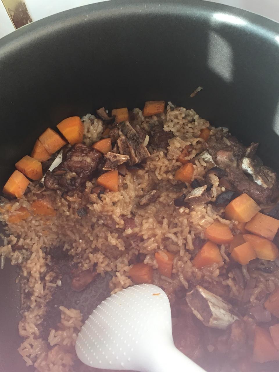 喷香排骨焖饭（爆好吃）