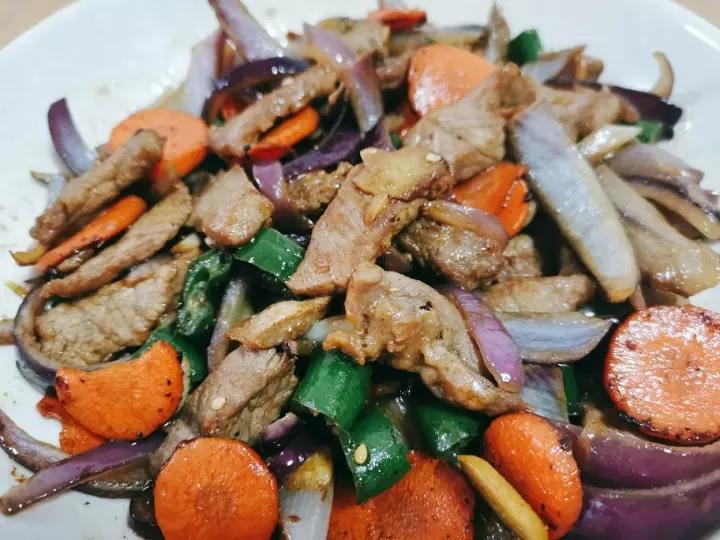 孜然洋葱炒牛肉粒