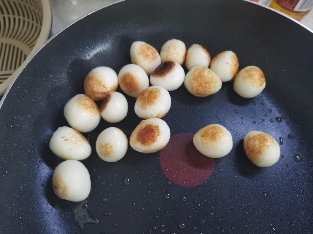 干饭神器|虎皮鹌鹑蛋红烧肉的做法 步骤2