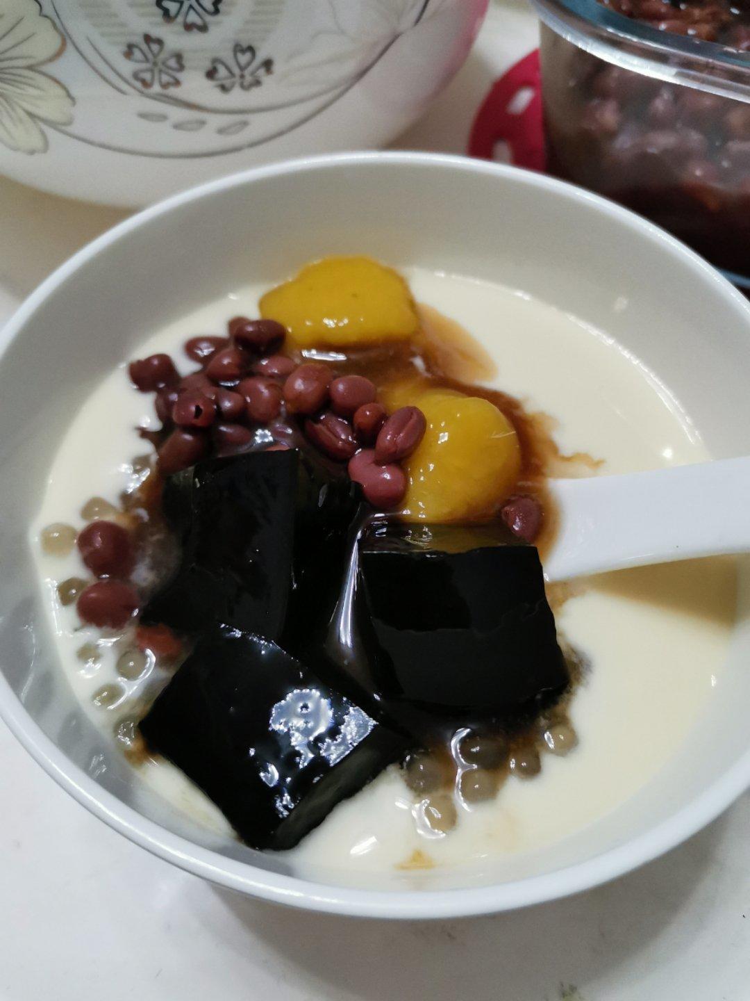 自制鲜芋仙芋圆（另附: 蜜红豆和仙草冻的做法）