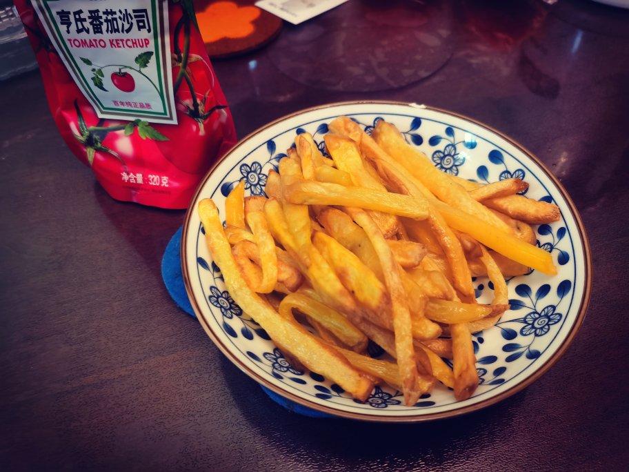 懒人快手版空气炸锅冻薯条肯德鸡的味道。