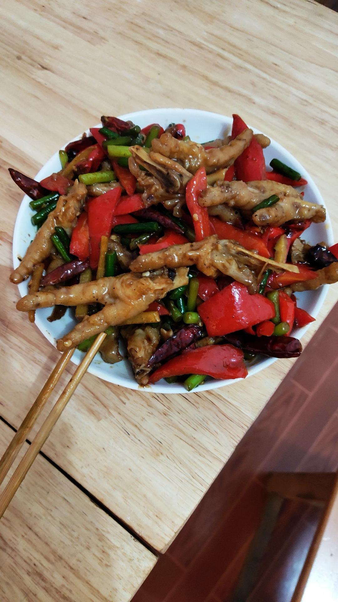 厨师长教你：“辣炒鸡爪”的家常做法，口感和味道都很赞，收藏了