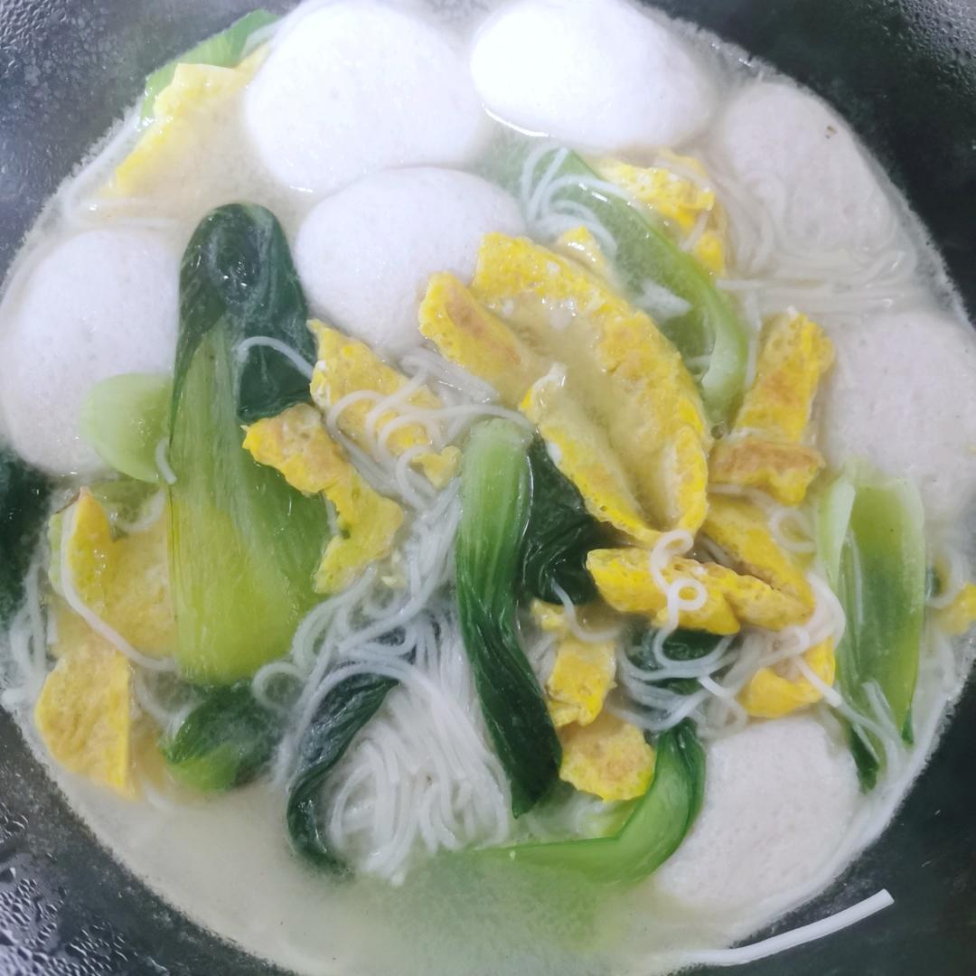 简单易学，清淡好喝～鱼丸鸡蛋菠菜汤