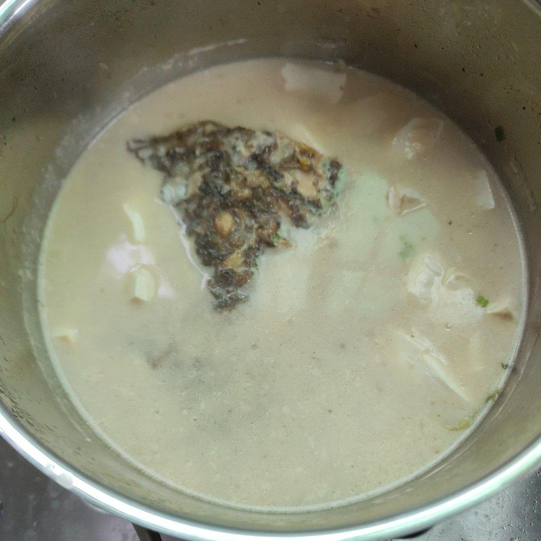 鱼头汤（鱼头豆腐时蔬汤、味鲜汤白有窍门)